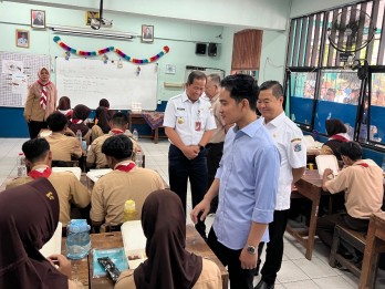 Gibran Tinjau Program Makan Siang Bergizi, Siswa: Mau Ada Setiap Hari