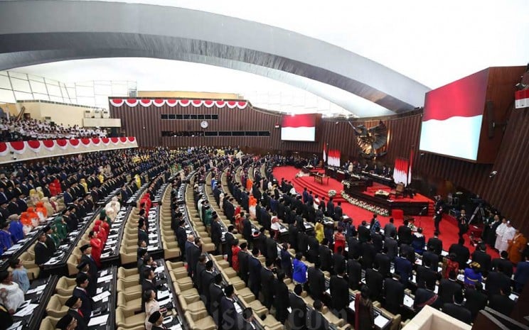 Sejumlah anggota DPR, DPD, dan MPR mengikuti sidang paripurna pelantikan anggota periode 2024-2029 di Gedung Nusantara, Kompleks Parlemen, Senayan, Jakarta, Selasa (1/10/2024). Bisnis - Arief Hermawan P