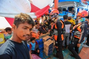 Pemeriksaan Imigran Rohingya Sebelum Dievakuasi