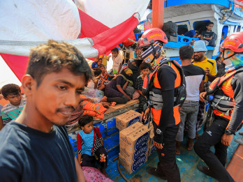Pemeriksaan Imigran Rohingya Sebelum Dievakuasi