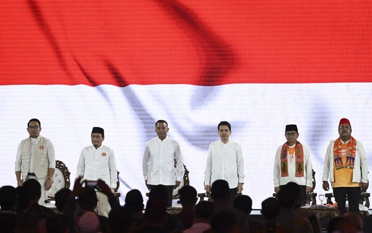 Tiga pasangan calon Gubernur-Wakil Gubernur DKI Jakarta (dari kiri) Ridwan Kamil-Suswono, Dharma Pongrekun-Kun Wardana Abyoto, dan Pramono Anung-Rano Karno mengikuti debat pertama pasangan Calon Gubernur dan Wakil Gubernur DKI Jakarta tahun 2024 di JIExpo Kemayoran, Jakarta, Minggu (6/10/2024). Debat perdana tersebut mengangkat tema penguatan SDM dan transformasi Jakarta menjadi Kota Global. ANTARA FOTO - Aprillio Akbar