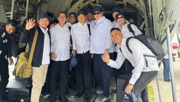 Tanpa Pengawal, Menteri Prabowo Tenteng Tas Berangkat Retreat ke Magelang