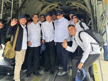Tanpa Pengawal, Menteri Prabowo Tenteng Tas Berangkat Retreat ke Magelang