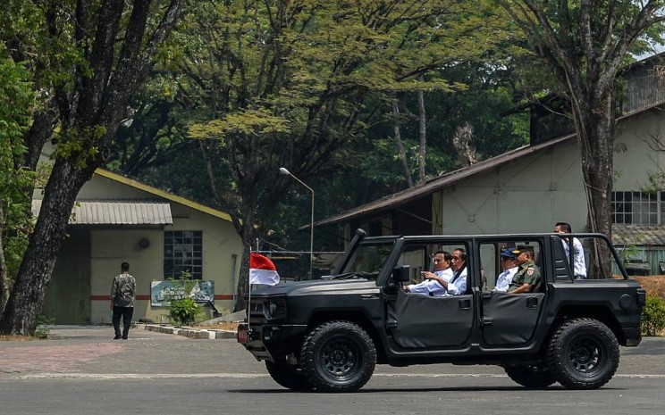 Presiden Joko Widodo bersama Menteri Pertahanan Prabowo Subianto mengendari kendaraan buatan Pindad saat melakukan kunjungan ke PT Pindad di Bandung, Jawa Barat, Selasa (19/9 - 2023).