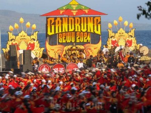 Festival Gandrung Sewu melibatkan sekitar 1.000 penari gandrung untuk mengenalkan kebudayaan Banyuwangi khususnya Gandrung ke khalayak luas