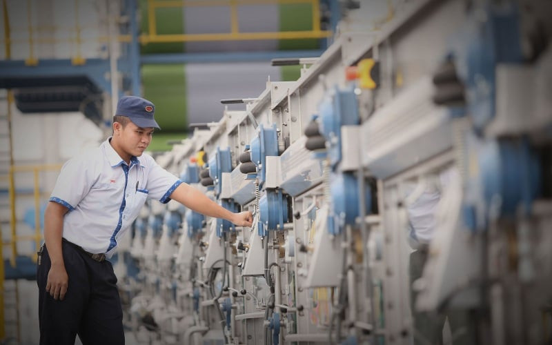 Workers are checking the textile machines owned by Sritex. The company was declared bankrupt with a debt obligation of US$1.6 billion. /Bisnis