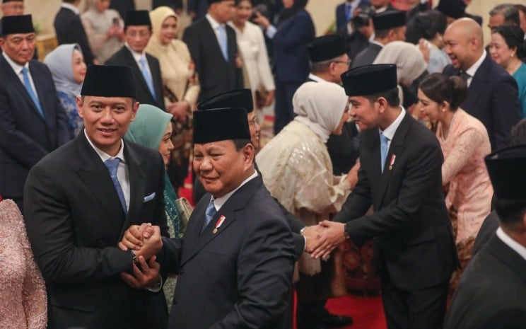 Presiden Prabowo Subianto (kedua kiri) berjabat tangan dengan Menteri Koordinator Infrastruktur dan Pembangunan Kewilayahan Agus Harimurti Yudhoyono (kiri) didampingi Wakil Presiden Gibran Rakabuming Raka (tengah) seusai pelantikan jajaran menteri Kabinet Merah Putih di Istana Negara, Jakarta, Senin (21/10/2024). Adapun terdapat 53 menteri dan pejabat setingkat menteri dalam Kabinet Merah Putih yang dilantik. Dengan rincian, 48 menteri dan 5 pejabat setingkat menteri - Bisnis - Himawan L Nugraha.