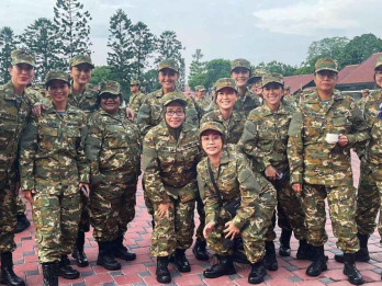 Barisan Srikandi Kabinet Merah Putih Pakai Baju Loreng saat Retreat di Magelang
