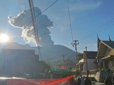 Gunung Marapi di Sumbar Erupsi 3 Kali, Terdengar Dentuman