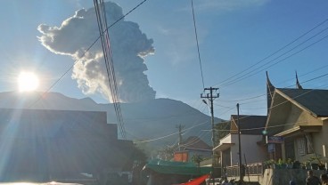 Gunung Marapi di Sumbar Erupsi 3 Kali, Terdengar Dentuman