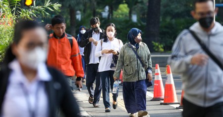 Aparatur sipil negara (ASN) bergegas memasuki gedung Balai Kota DKI Jakarta. Bisnis