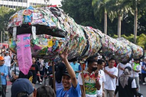 Aktivitas Lingkungan Bawa Replika Ikan Paus dan Ular Raksasa Yang Terbuat Dari Sampah Plastik