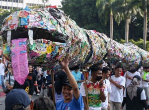 Aktivis Lingkungan Bawa Replika Ikan Paus dan Ular Raksasa Yang Terbuat Dari Sampah Plastik