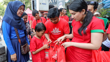 Pembagian Paket Makanan Gratis