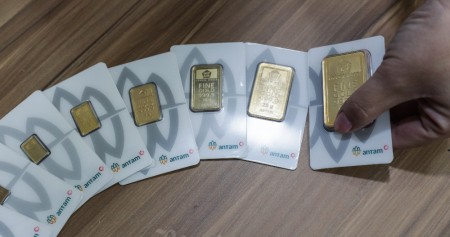 Karyawan menata emas di Butik Antam, Jakarta, Senin (30/9/2024). Bisnis/Fanny Kusumawardhani