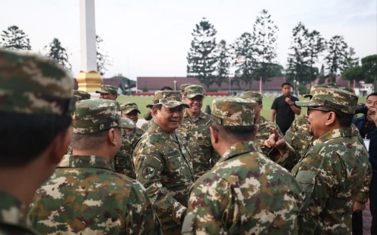 Presiden Prabowo Subianto saat bercengkerama dengan para Menteri Kabinet Merah Putih di agenda retreat Lembah Tidar, Akmil, Magelang, Jawa Tengah. - istimewa