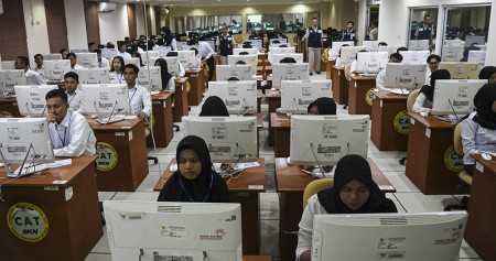 Peserta mengikuti Seleksi Kompetensi Dasar (SKD) berbasis Computer Assisted Test (CAT) untuk Calon Pegawai Negeri Sipil (CPNS) di kantor Badan Kepegawaian Negara (BKN) Pusat, Jakarta. Bisnis/Arief Hermawan P