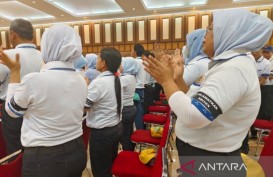 Karyawan Sritex (SRIL) Kompak Kenakan Pita Hitam Usai Dinyatakan Pailit