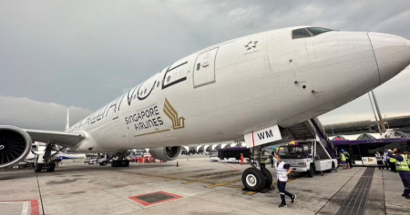 Ilustrasi pesawat Singapore Airlines. Sebuah pesawat Singapore Airlines terlihat di landasan pacu setelah melakukan pendaratan darurat di Bandara Internasional Suvarnabhumi Bangkok, Thailand, 21 Mei 2024. Pongsakornr Rodphai / Handout via REUTERS