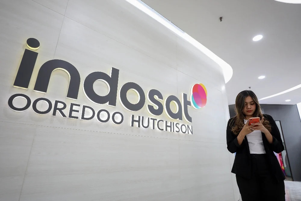 Customer service activity at an Indosat stall. PT Indosat (ISAT) is eyeing to boost its business-to-business (B2B) income.