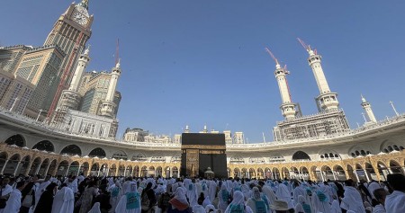 Sejumlah umat Islam menghadap kabah seusai melaksanakan tawaf di Masjidil Haram, Makkah, Arab Saudi, Minggu (19/5/2024). Petugas Penyelenggara Ibadah Haji (PPIH) Arab Saudi menyatakan jamaah calon haji gelombang pertama sebanyak 8 kloter mulai diberangkatkan dari Madinah ke Makkah pada 20 Mei 2024. ANTARA FOTO/Sigid Kurniawan