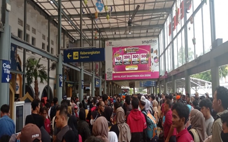 Suasana Stasiun Senen pada Minggu (14/4/2024). - Bisnis/Erta Darwati