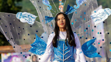 Kampanyekan Cinta Lingkungan Dengan Karnaval Busana Daur Ulang