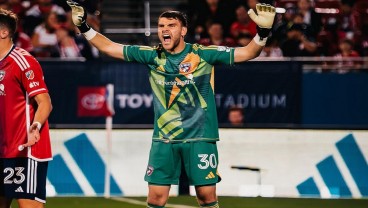 Cetak Sejarah Lagi! Maarten Paes Sabet Penghargaan Save of The Year MLS