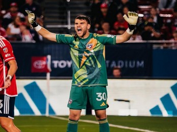 Cetak Sejarah Lagi! Maarten Paes Sabet Penghargaan Save of The Year MLS