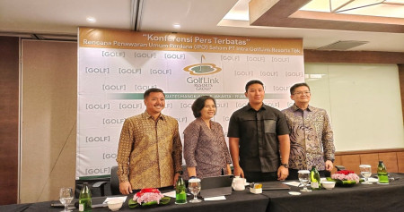 Jajaran direksi, komisaris, dan underwriter PT Intra Golflink Resorts Tbk. (GOLF) milik keluarga Cendana dalam paparan publik di Jakarta, Rabu (19/6/2024). (Bisnis/Rizqi Rajendra).
