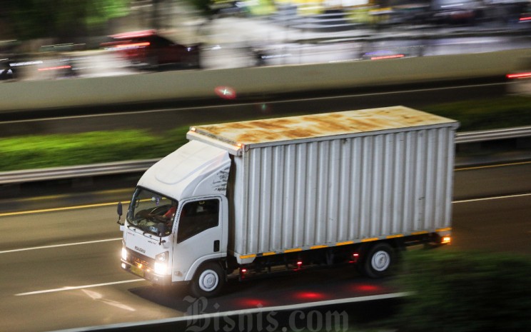 Ilustrasi. Truk pengangkut logistik melintas di ruas tol lingkar luar, Jakarta, Jumat (15/3/20249). Bisnis - Arief Hermawan P