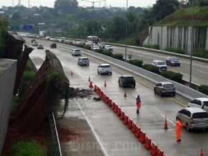 Tembok Pembatas Jalan Tol Cinere-Serpong Ambrol