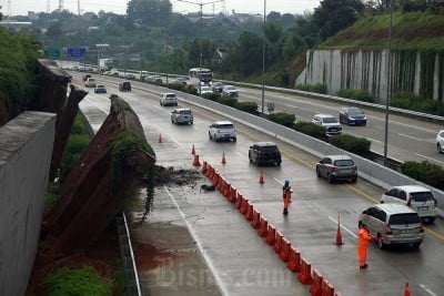 Tembok Pembatas Jalan Tol Cinere-Serpong Ambrol