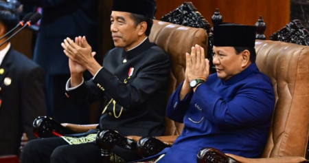 Presiden Joko Widodo (kiri) dan Presiden terpilih Prabowo Subianto (kanan) memberikan salam dalam pelantikan presiden dan wakil presiden periode 2024-2029 di Gedung Nusantara, Kompleks Parlemen, Senayan, Jakarta, Minggu (20/10/2024). Prabowo Subianto dan Gibran Rakabuming Raka akan mengikuti sidang paripurna MPR pengucapan sumpah sebagai Presiden dan Wakil Presiden Republik Indonesia masa bakti 2024-2029. ANTARA FOTO/Rivan Awal Lingga/aww.