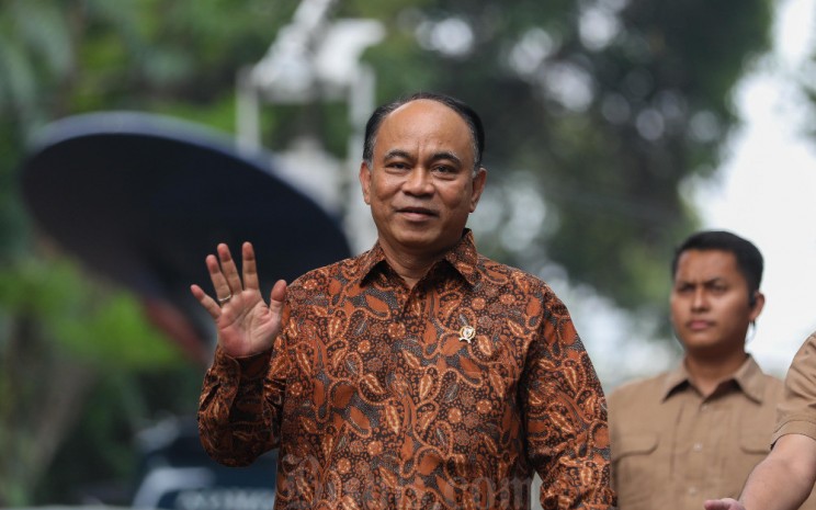 Menteri Komunikasi dan Informatika Budi Arie Setiadi menyapa wartawan setibanya di kediaman Presiden Terpilih Prabowo Subianto di Jakarta, Selasa (15/10/2024). Bisnis - Himawan L Nugraha