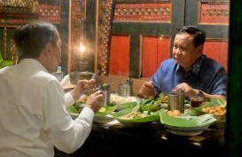 Momen Mesra Prabowo-Jokowi Makan Nasgor Jawa hingga Bakwan Jagung di Angkringan Solo