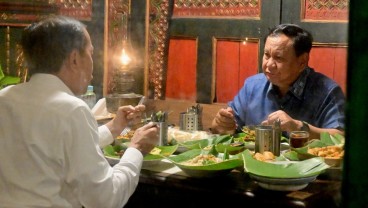 Momen Mesra Prabowo-Jokowi Makan Nasgor Jawa hingga Bakwan Jagung di Angkringan Solo