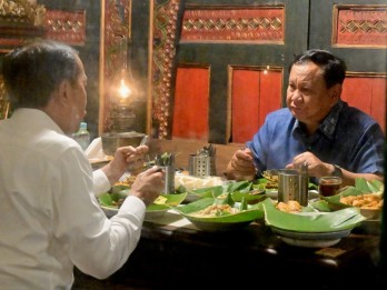 Momen Mesra Prabowo-Jokowi Makan Nasgor Jawa hingga Bakwan Jagung di Angkringan Solo