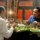 Momen Mesra Prabowo-Jokowi Makan Nasgor Jawa hingga Bakwan Jagung di Angkringan Solo