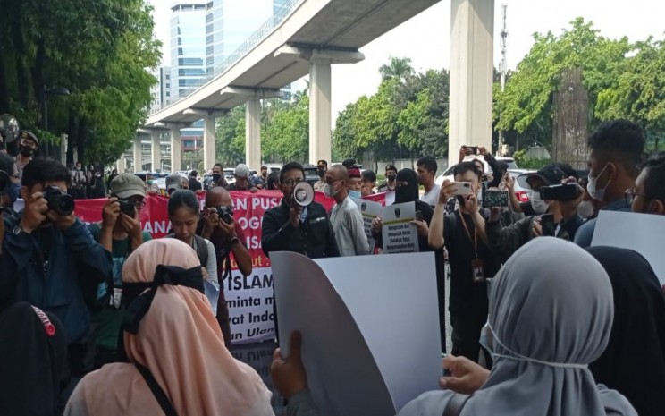 Ilustrasi. Sejumlah massa yang tergabung dalam Pertahanan Ideologi Sarekat Islam (Perisai) demo di Kedutaan Besar (Kedubes) Singapura di Kuningan, Setiabudi, Kota Jakarta Selatan, Jumat (20/5/2022). Mereka menyuarakan aspirasinya terkait penolakan Singapura terhadap Ustaz Abdul Somad (UAS). JIBI - Bisnis/Pernita Hestin Untari