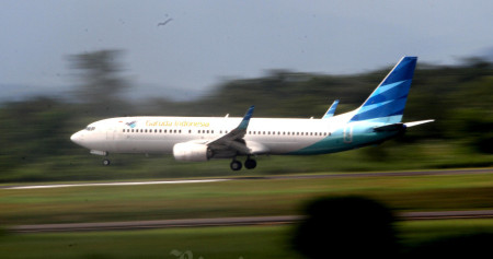Pesawat garuda Indonesia mendarat di Bandara Sultan Hasanuddin Makassar, Sulawesi Selatan, Selasa (11/6/2024). Bisnis/Paulus Tandi Bone