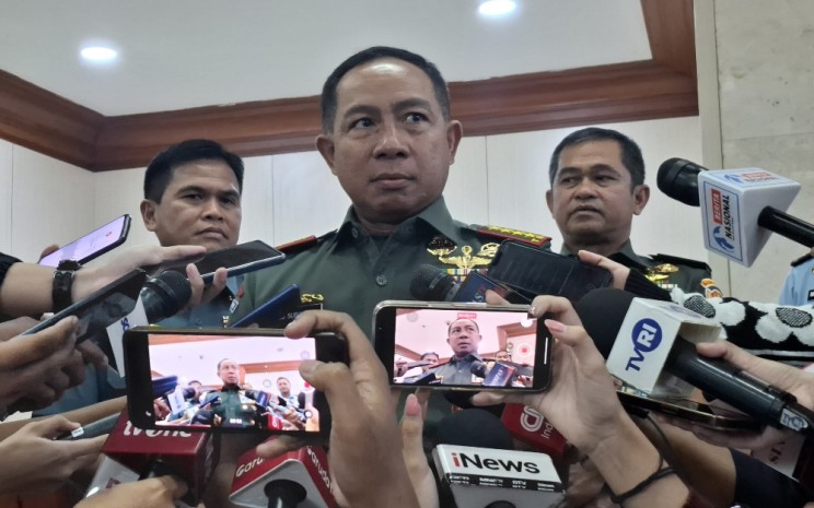 Panglima TNI Jenderal Agus Subiyanto memberikan keterangan kepada awak media di Kompleks Parlemen Senayan, Jakarta Pusat pada Rabu (10/7/2024). Agus mengklaim tidak ada keterlibatan anggota TNI dalam kasus pembakaran rumah wartawan Tribrata TV, Rico Sempurna Pasaribu, di Kabupaten Karo, Sumatra Utara - JIBI/Surya Dua Artha Simanjuntak.