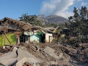 Erupsi Gunung Lewotobi Laki-Laki di Desa Klatanlo, Kecamatan Wulanggitang, Kabupaten Flores Timur, Nusa Tenggara Timur,