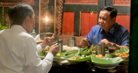 Presiden Prabowo Subianto dan Presiden ke-7 RI Jokowi bersantap di salah satu angkringan di kota Solo, Jawa Tengah pada Minggu (3/11/2024). Foto: Rusman - Biro Pers Sekretariat Presiden