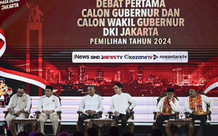 Tiga pasangan calon Gubernur-Wakil Gubernur DKI Jakarta (dari kiri) Ridwan Kamil-Suswono, Dharma Pongrekun-Kun Wardana Abyoto, dan Pramono Anung-Rano Karno mengikuti debat pertama pasangan Calon Gubernur dan Wakil Gubernur DKI Jakarta tahun 2024 di JIExpo Kemayoran, Jakarta, Minggu (6/10/2024). Debat perdana tersebut mengangkat tema penguatan SDM dan transformasi Jakarta menjadi Kota Global. ANTARA FOTO - Aprillio Akbar