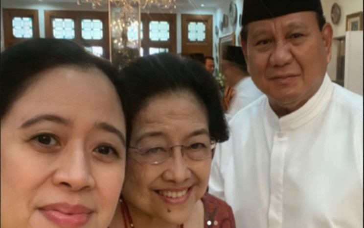 Ketua DPR RI Puan Maharani (kiri), Ketua Umum PDIP Megawati Soekarnoputri (tengah), dan Ketua Umum Gerindra Prabowo Subianto berfoto bersama. - Instagram @puanmaharaniri\r\n\r\n