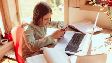 Tips Pola Hidup Sehat Mengurangi Screentime di Era Digital