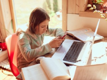 Tips Pola Hidup Sehat Mengurangi Screentime di Era Digital