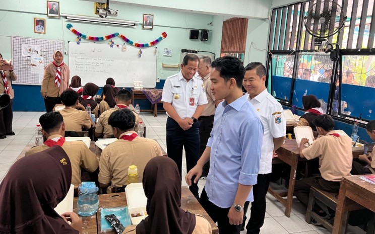 Wakil Presiden Gibran Rakabuming Raka saat meninjau program makan siang gratis di SMAN 270 Jakarta, Rabu (23/10/2024) - Bisnis/Sholahudin Al Ayyubi