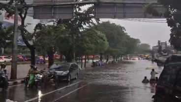 Awas! Banjir di Depan Gandaria City, Jalur Dua Arah Macet Total